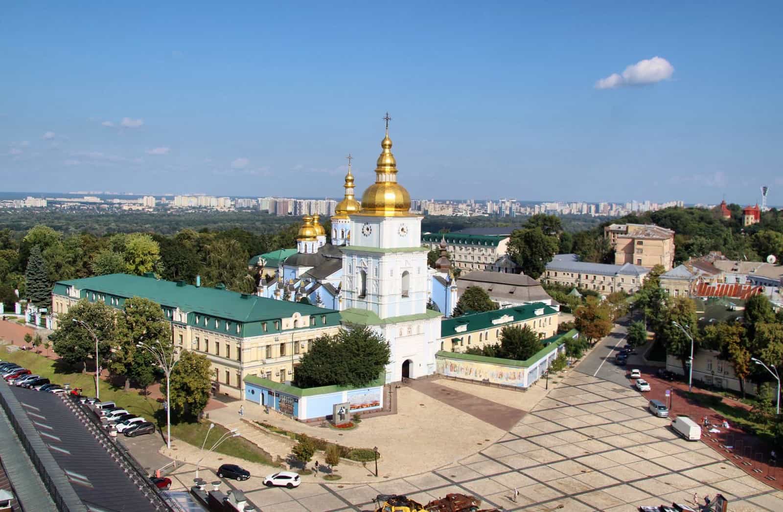 Михайлівський Золотоверхий собор із дзвіницею, монастирським подвір’ям і Михайлівською площею — вид згори на історичний центр Києва