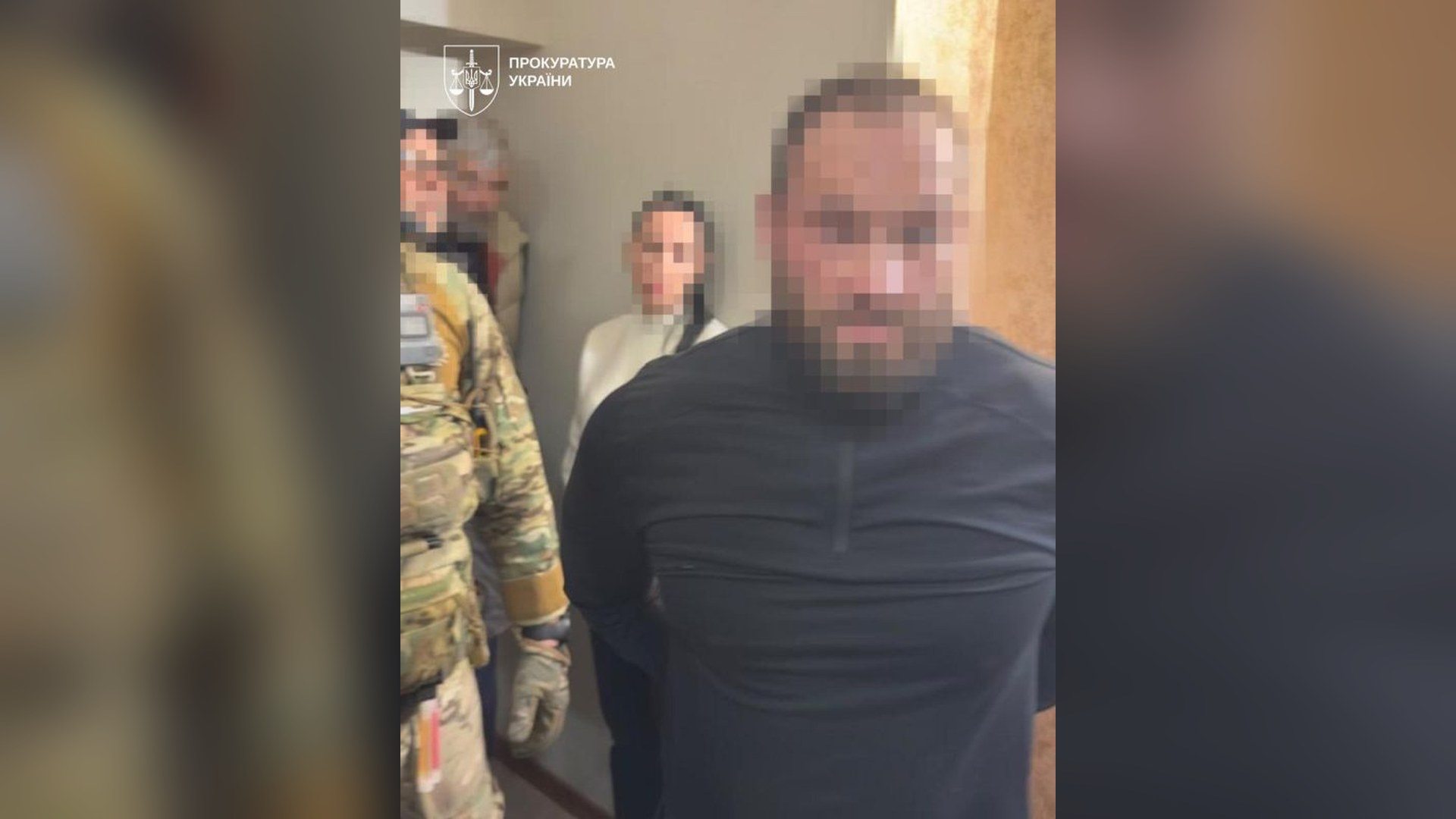 У Вишневому атака пошкодила 7 гуртожитків: ремонт уже йде Затриманий чоловік із розмитим обличчям і правоохоронець у камуфляжі під час затримання у справі про напад із кислотою