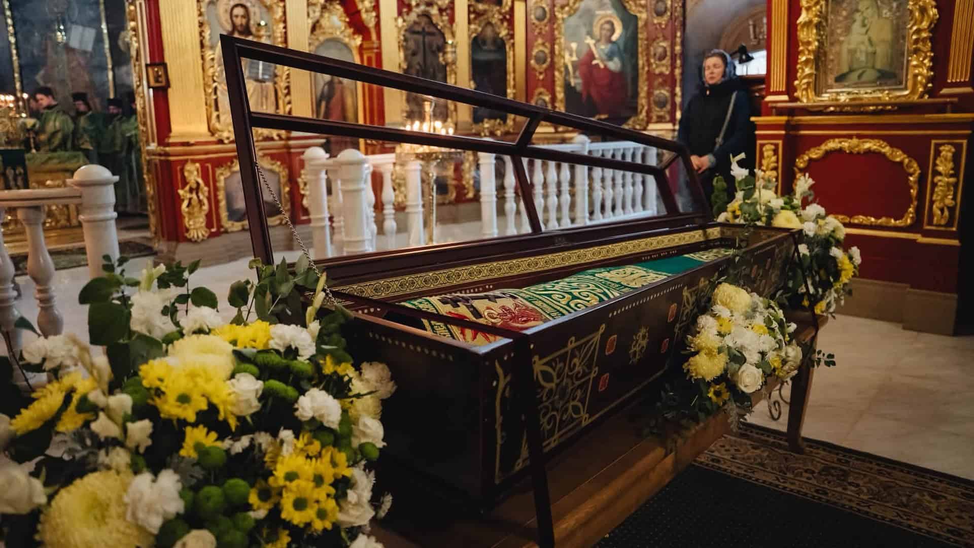 Рака з мощами Нестора Літописця з квітами в Хрестовоздвиженському храмі Києво-Печерської лаври на тлі іконостасу