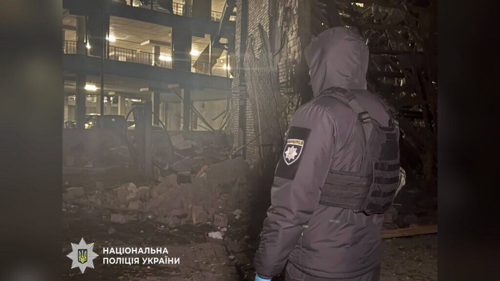 Атака на Київ: у Дніпровському р-ні загинув чоловік, поранено жінку (оновлено) Поліцейський біля зруйнованої цегляної будівлі поруч із житловим комплексом у Дніпровському р-ні Києва після атаки