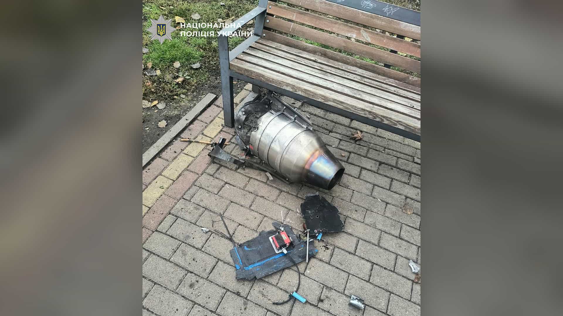 Уламки безпілотника біля лавки на тротуарі під час документування наслідків атаки на Київ