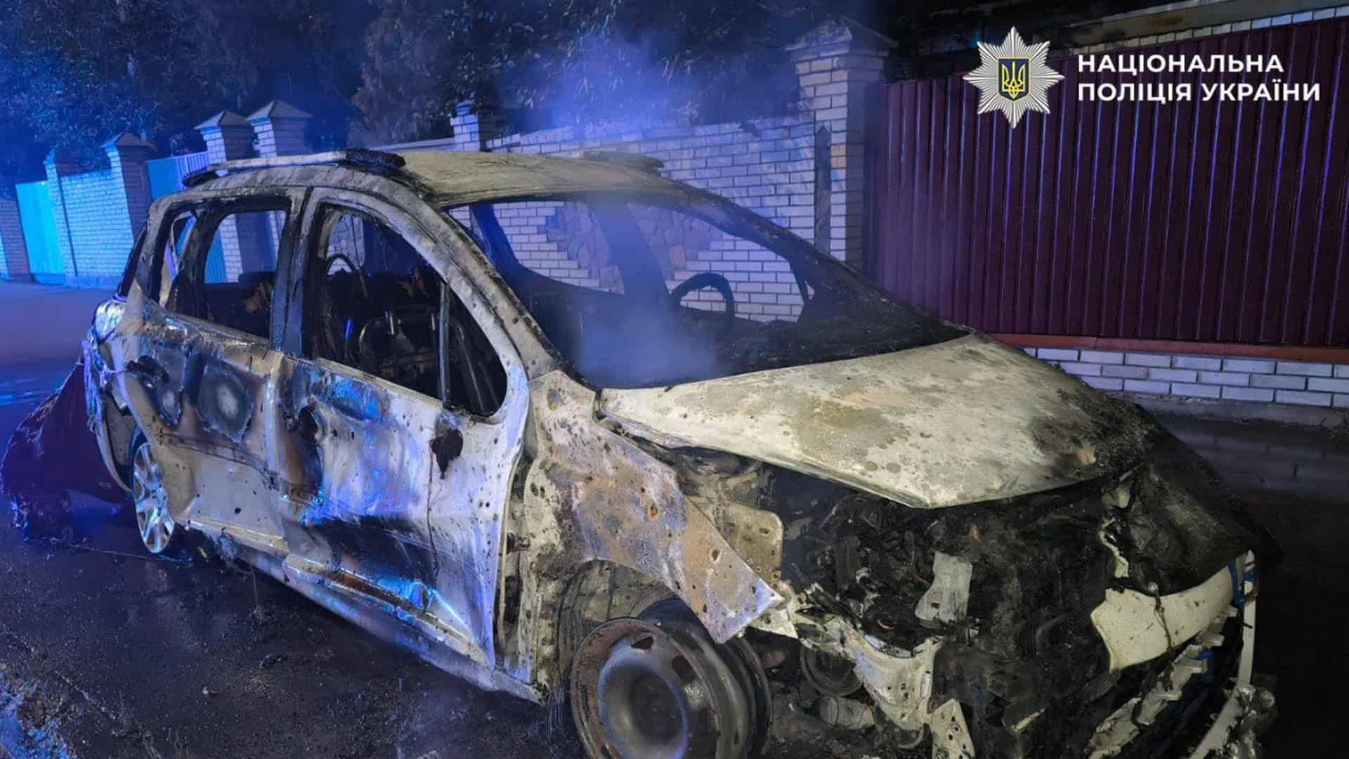 Киянина підозрюють у шахрайстві з електромотоциклом за підробленою квитанцією Повністю згорілий легковик з обгорілим кузовом і вигорілим салоном біля цегляного паркану вночі в Києві