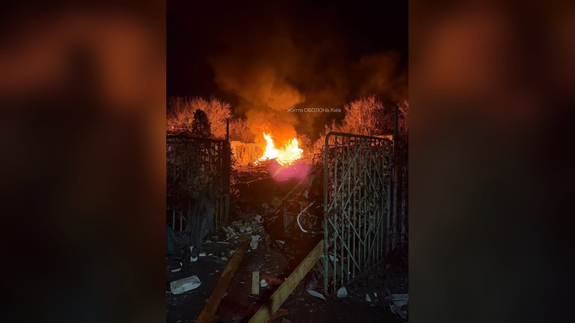 Тиждень атак на Київ: 46 повітряних тривог тривали понад 40 годин Пожежа на приватній ділянці в Оболонському р-ні Києва після удару, дим над деревами та уламки біля металевих воріт