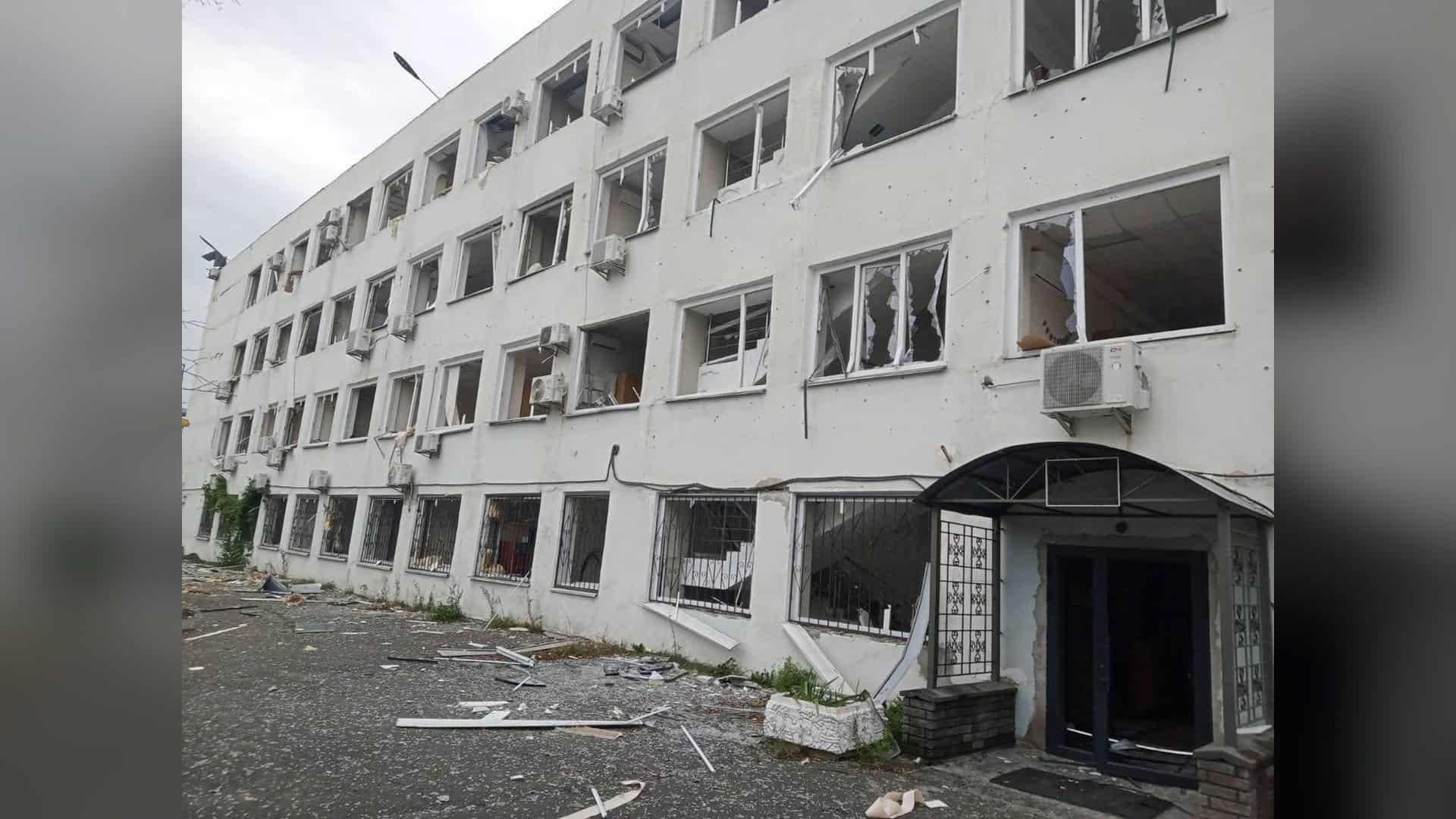 Графіки відключень 27 жовтня: коли не буде світла в Києві та на Київщині Чотириповерховий офіс «ДТЕК Київські електромережі» з вибитими вікнами й уламками біля входу після атаки на Київ 27 жовтня
