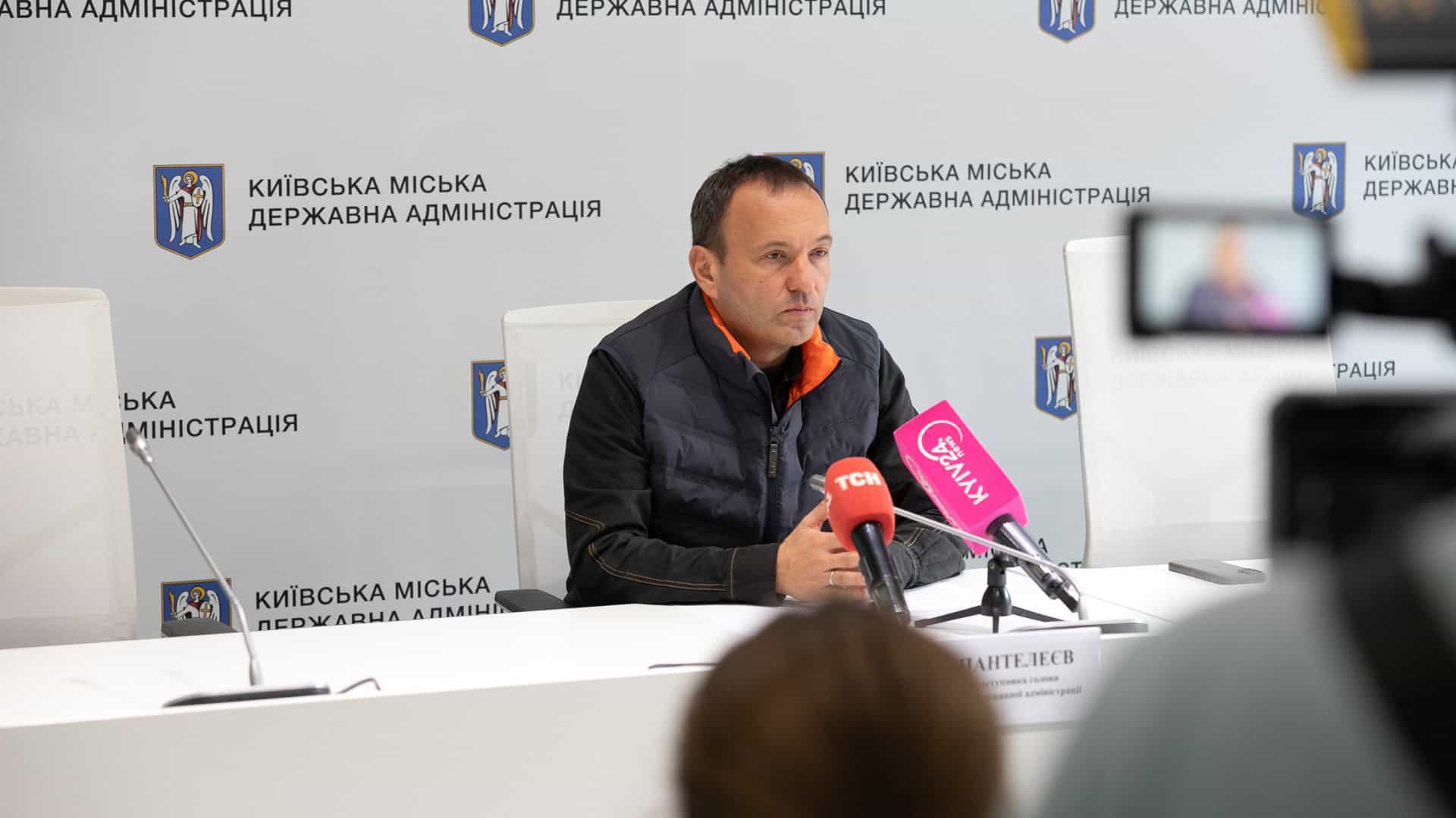 Петро Пантелеєв на брифінгу в КМДА розповідає про генератори для тепло- і водопостачання Києва та будівництво нових станцій
