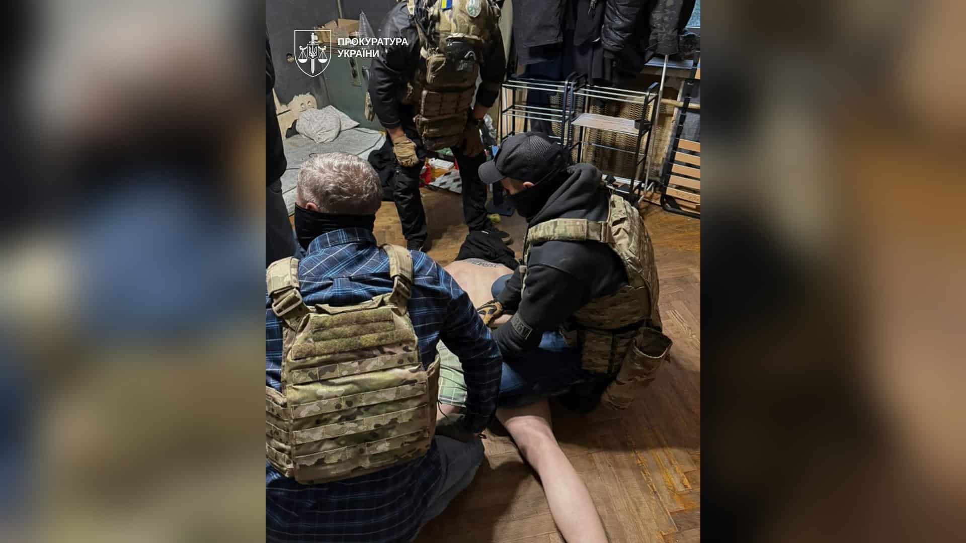 Правоохоронці затримують адміністратора екстремістського телеграм-каналу в його квартирі в Києві під час обшуку