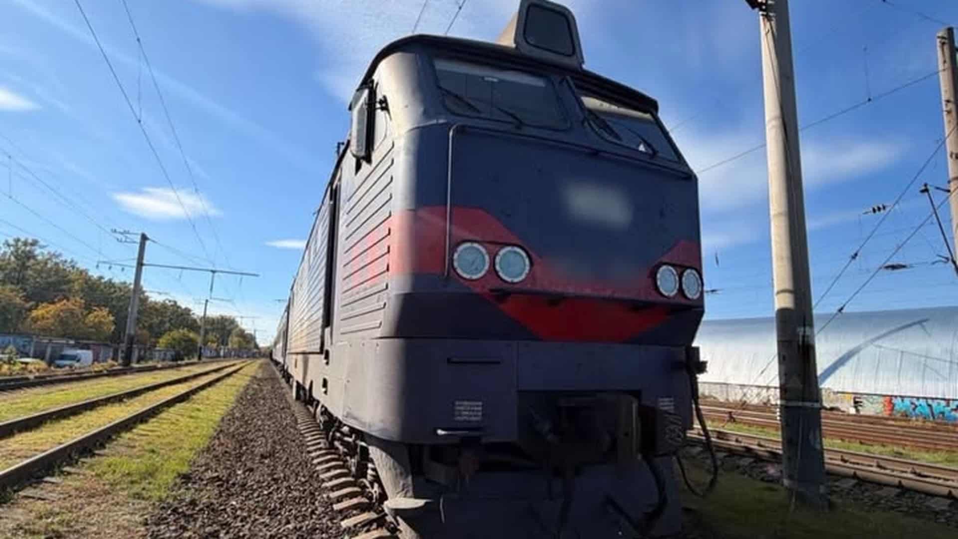 Локомотив пасажирського потяга на залізничній колії на Київщині, де потяг наїхав на жінку біля станції Вишневе