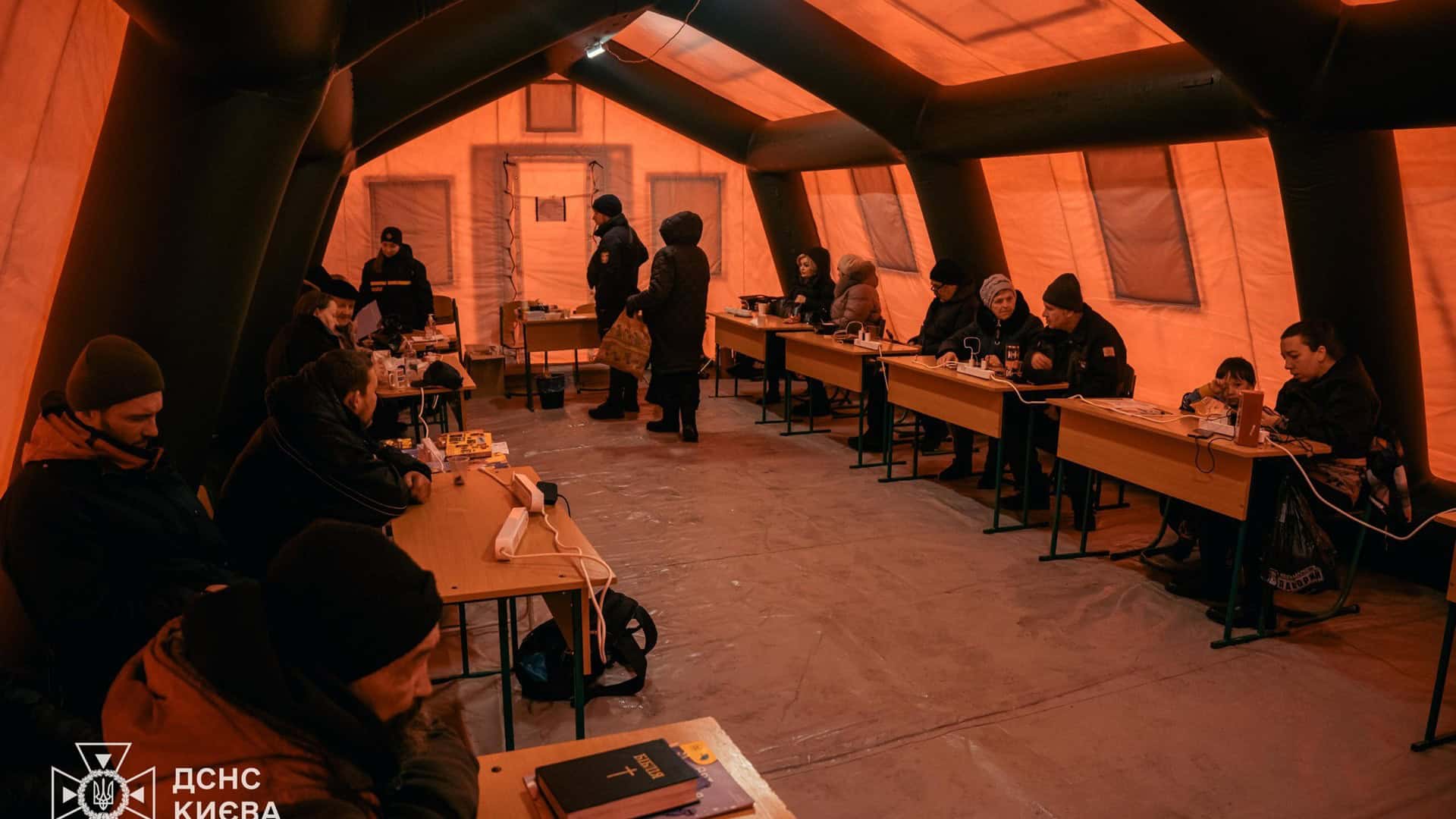У Дарницькому районі сусід вкрав сейф із 2 млн грн і закопав у лісі Кияни заряджають телефони й гаджети за столами в наметі пункту незламності ДСНС під час відключень світла в Києві