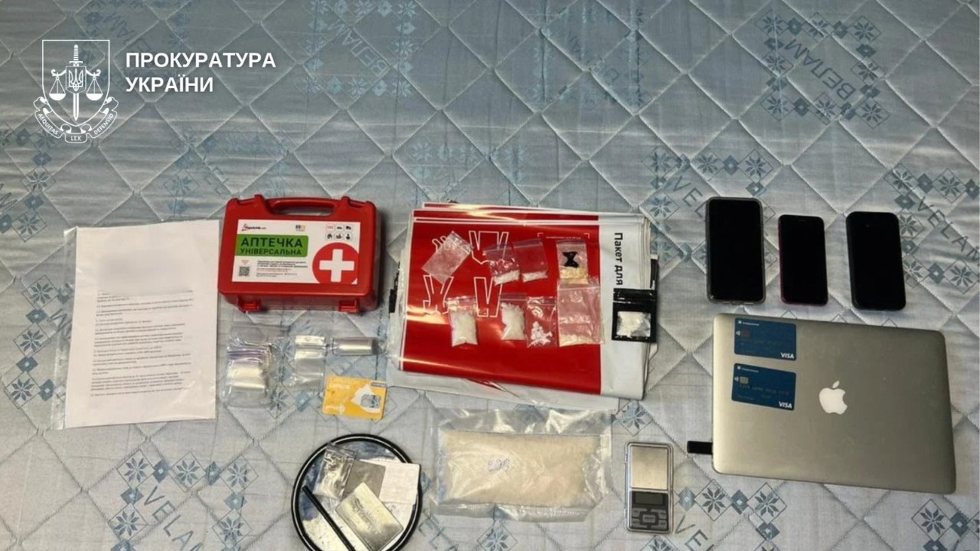 Річниця трагедії: рік тому на «Чайці» загинув гонщик Артем Тараненко Вилучені в 38-річного киянина пакетики з психотропними речовинами, ваги, телефони, ноутбук і поштові пакети