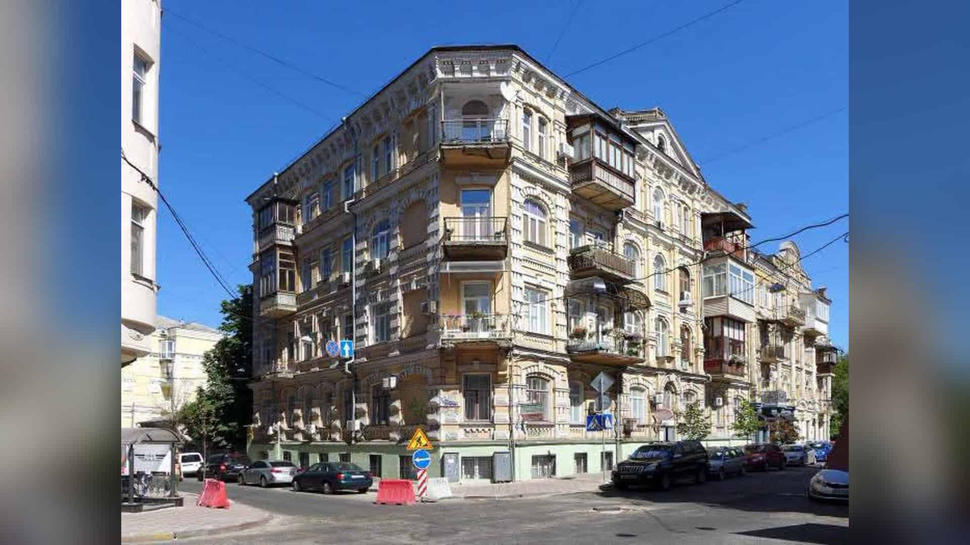 Площа родини Тупталів: заповідник розповів про святого Димитрія Ростовського Чотириповерховий прибутковий будинок із цегляним декором і балконами на розі Рейтарської та Стрілецької вулиць у Києві