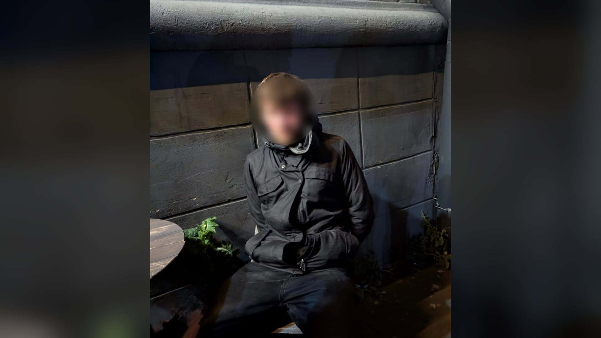 У Подільському р-ні військового в СЗЧ підозрюють у вбивстві через ревнощі Чоловік у темній куртці з розмитим обличчям сидить біля стіни після затримання за підозрою в розбої в кав’ярні в Києві