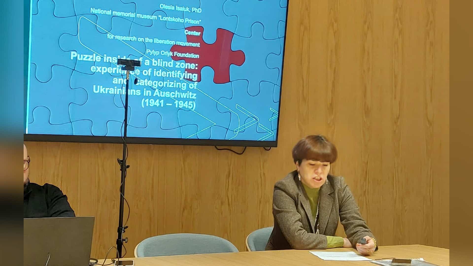 Олеся Ісаюк виступає з доповіддю про ідентифікацію українців в Аушвіці в Інституті Пілецького у Варшаві