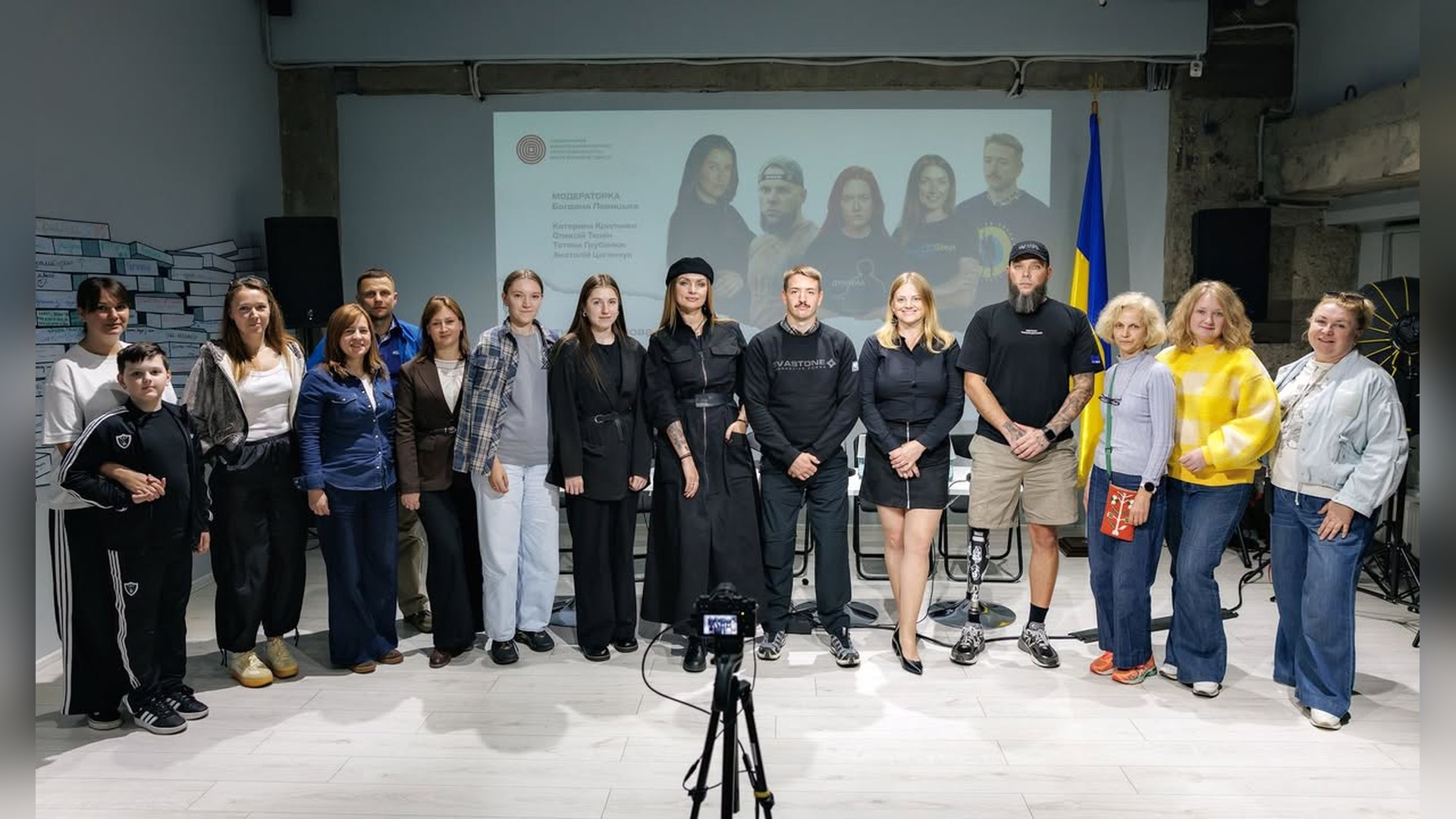У Києві покажуть оперу Бортнянського «Креонт» Група учасників зустрічі про інклюзію на тлі екрана зі слайдом, ветеран із протезом ноги, поруч прапор України