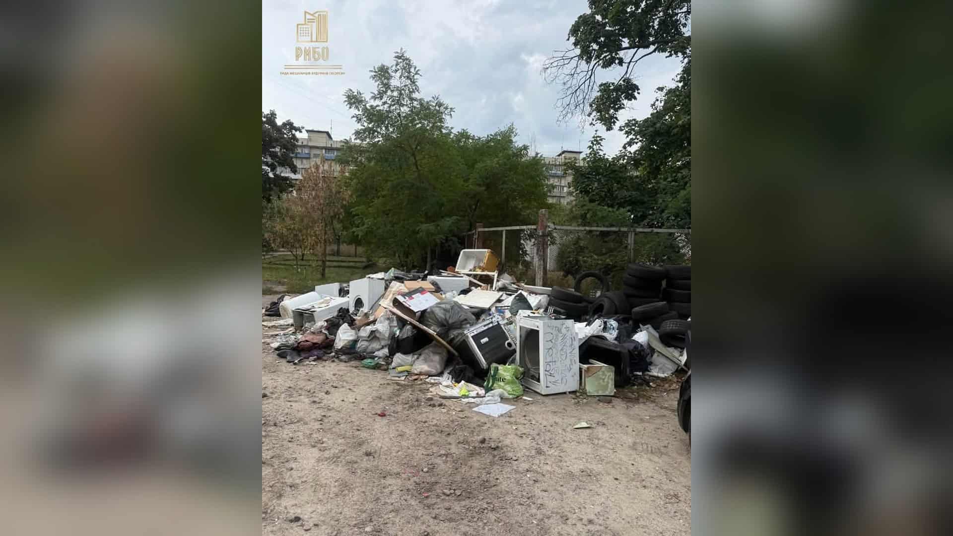 Великогабаритні відходи — старі меблі та техніка — захаращують двори й зелені зони в Оболонському р-ні Києва