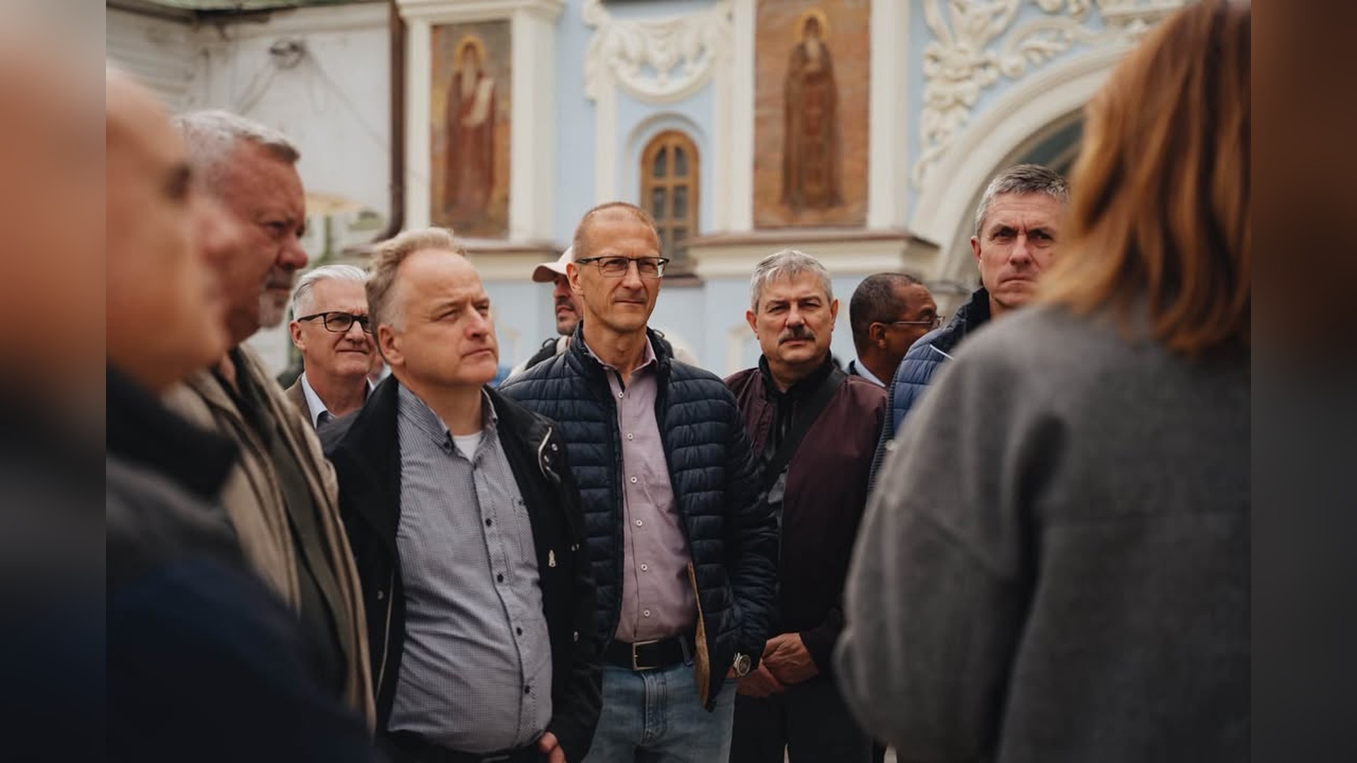 Учасники делегації НАТО слухають екскурсію на території Національного заповідника «Києво-Печерська лавра» в Києві