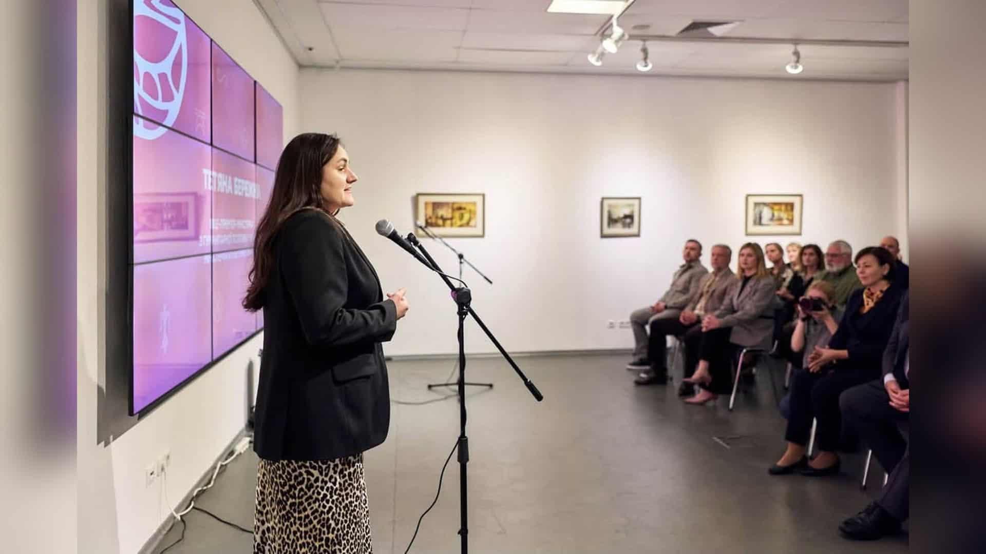 Тетяна Бережна виступає на презентації VR-виставки «Україна. Світ Трипілля» у Музеї Києва перед гостями заходу