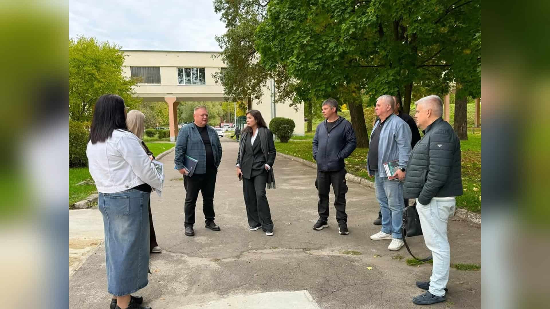 Учасники зустрічі обговорюють благоустрій території Медичного центру реабілітації та паліативної допомоги у Пущі-Водиці
