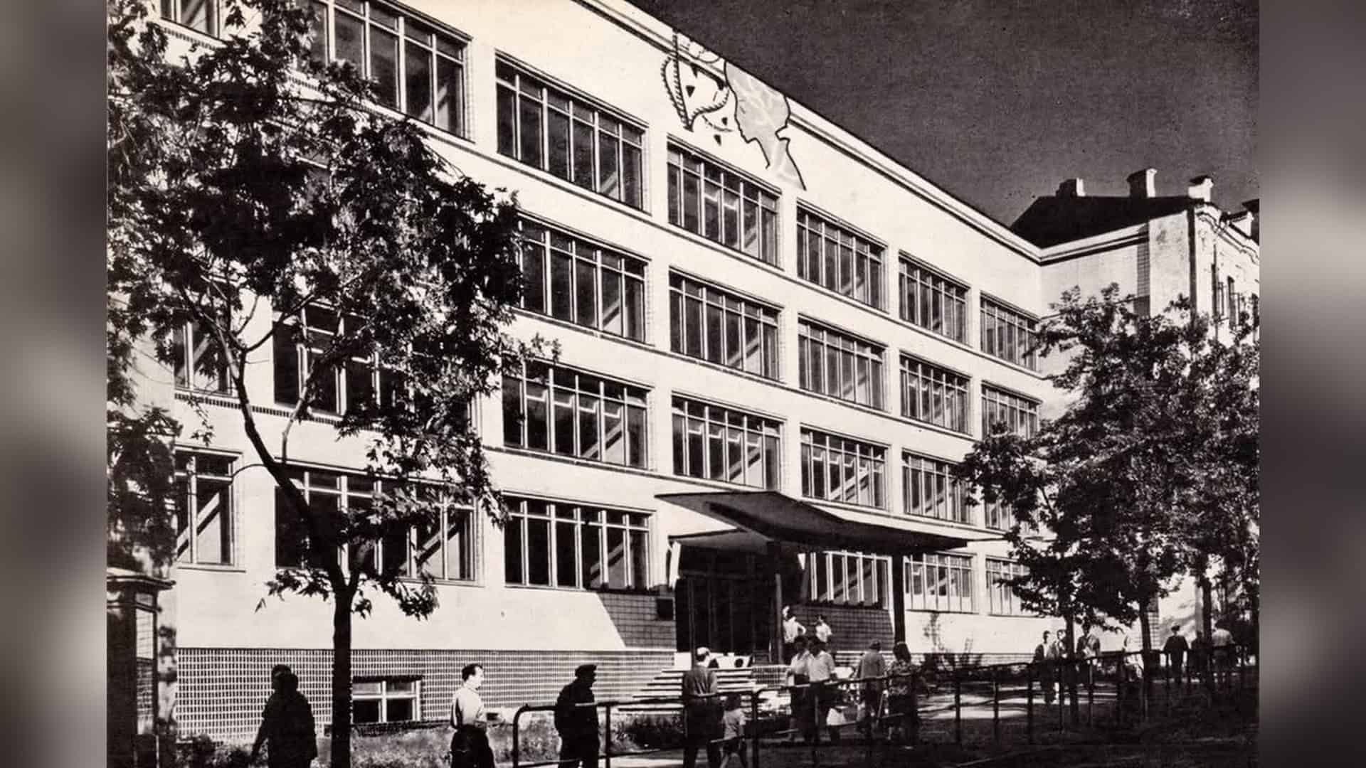 Будівля середньої школи №78 на вул. Басейній, 4 у Києві, споруджена у 1962–1963 роках і знесена у 2001 році заради ТЦ «Мандарин-Плаза»