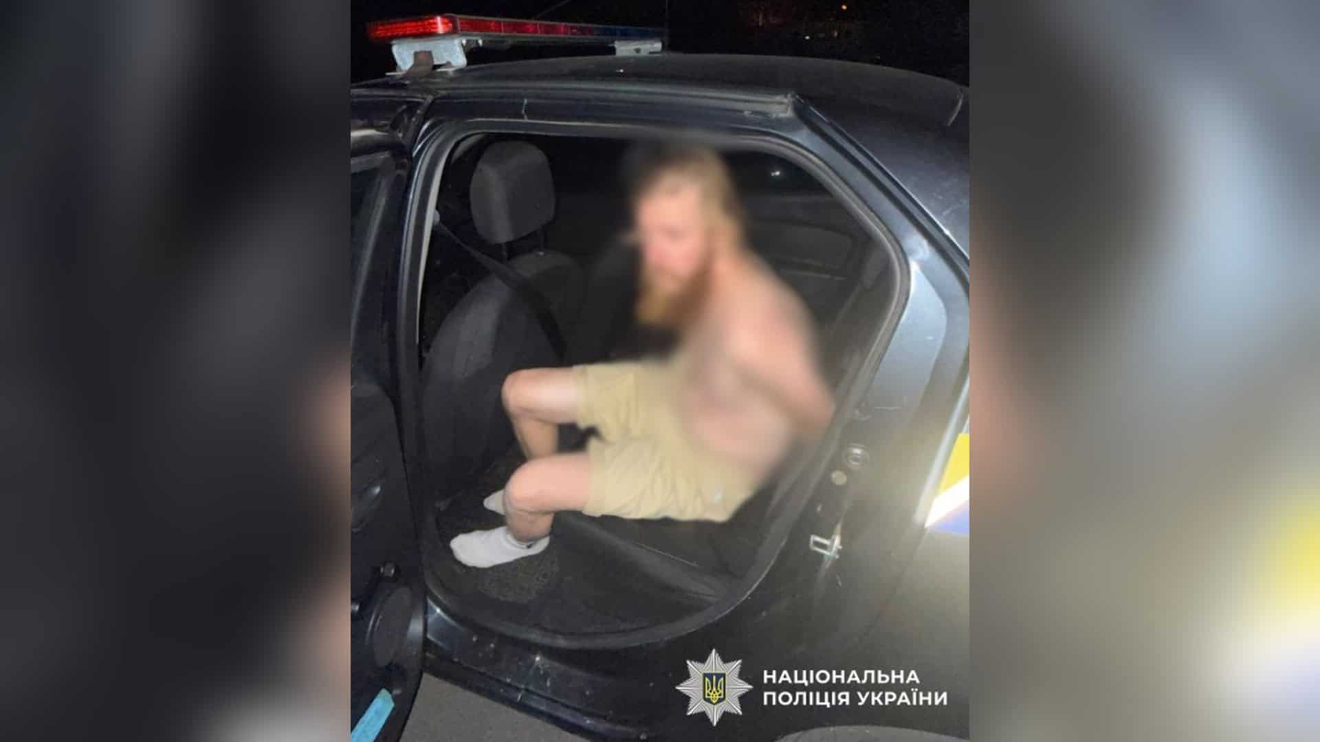 Поліцейський автомобіль у Києві, у салоні якого сидить чоловік, засуджений за систематичне домашнє насильство щодо матері