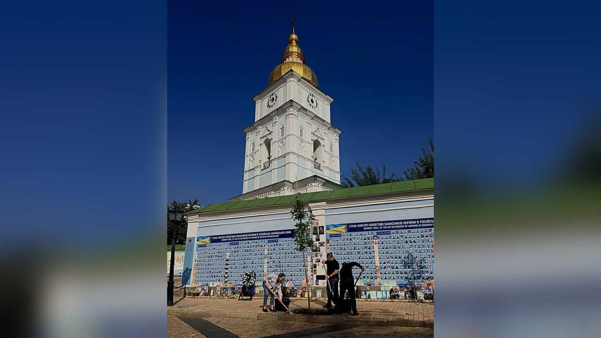 КП «Плесо» розпочало відновлення п’яти водойм у чотирьох р-нах Києва Висадка 12 кленів Фрімана біля Михайлівського собору в Києві під час місячника благоустрою