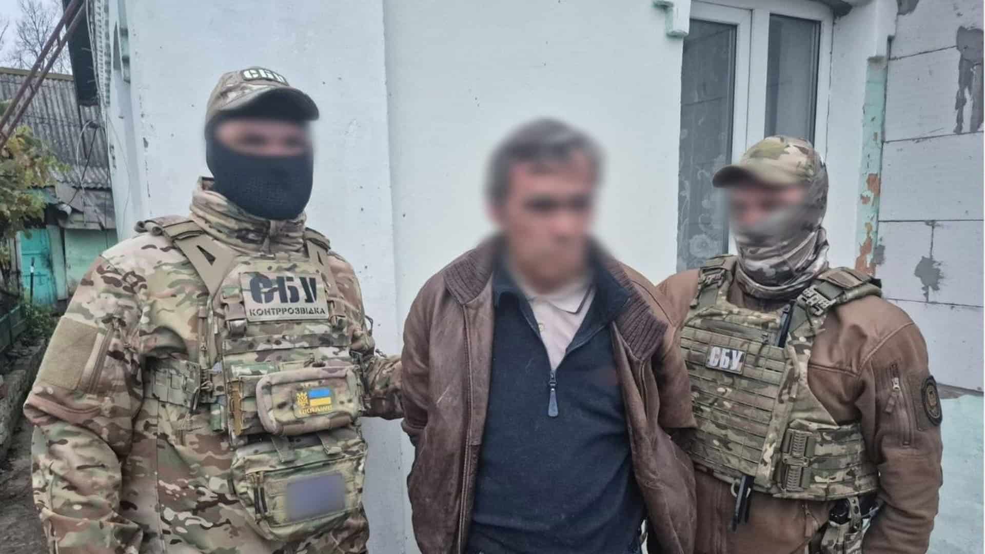 Лісова ділянка вартістю 7 млн грн у Бориспільському районі повернута державі Співробітники контррозвідки СБУ в балаклавах і розмитий затриманий чоловік біля будинку на Київщині