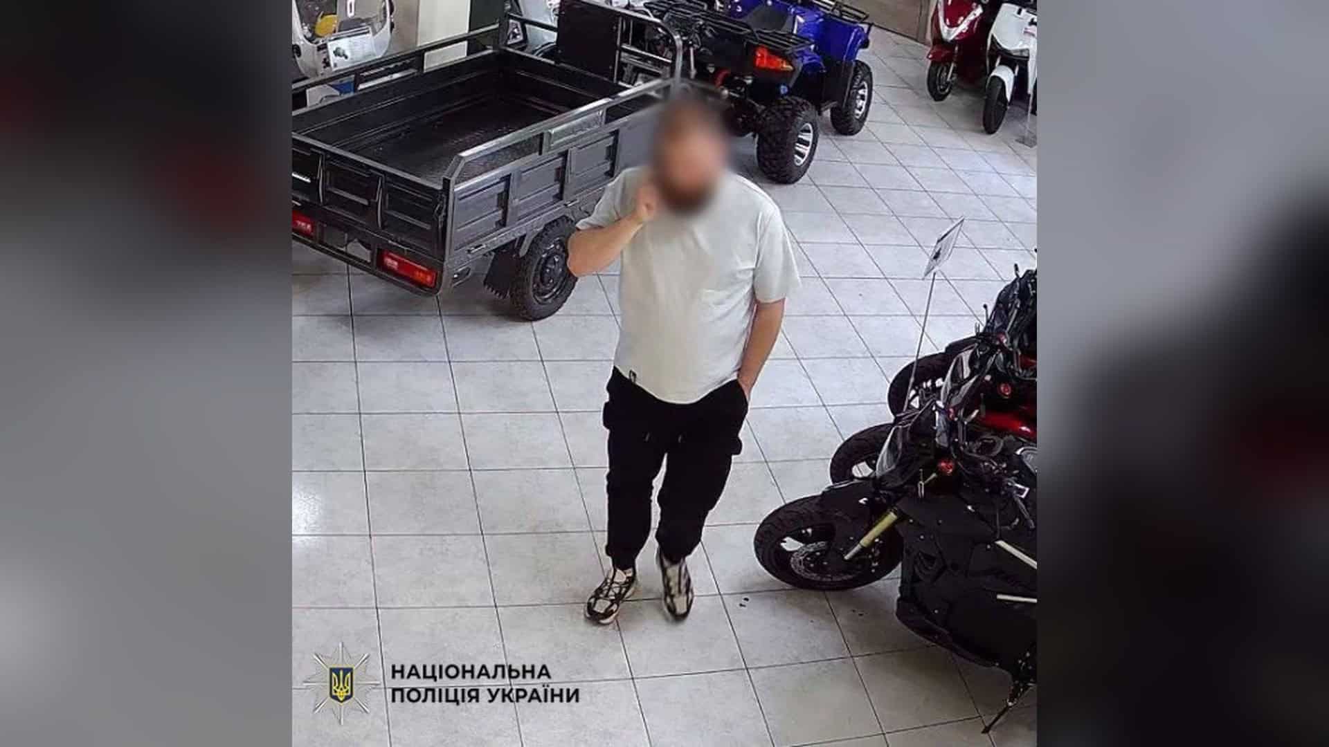 У Пущі-Водиці судитимуть голову кооперативу за самобуд Чоловік із розмитим обличчям у торговому залі серед квадроциклів і мотоциклів, кадр з камери відеоспостереження
