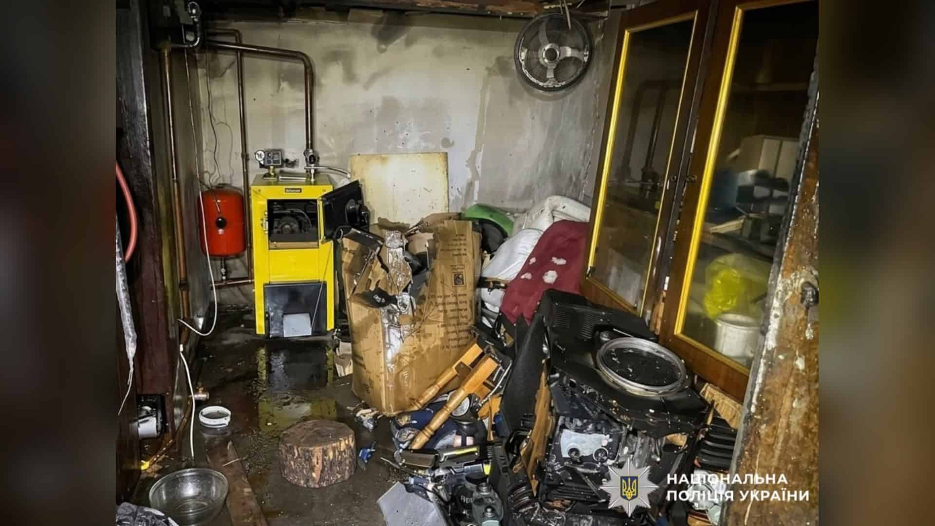Закопчене приміщення котельні приватного будинку в Шамраївці з жовтим твердопаливним котлом і розкиданими речами після вибуху