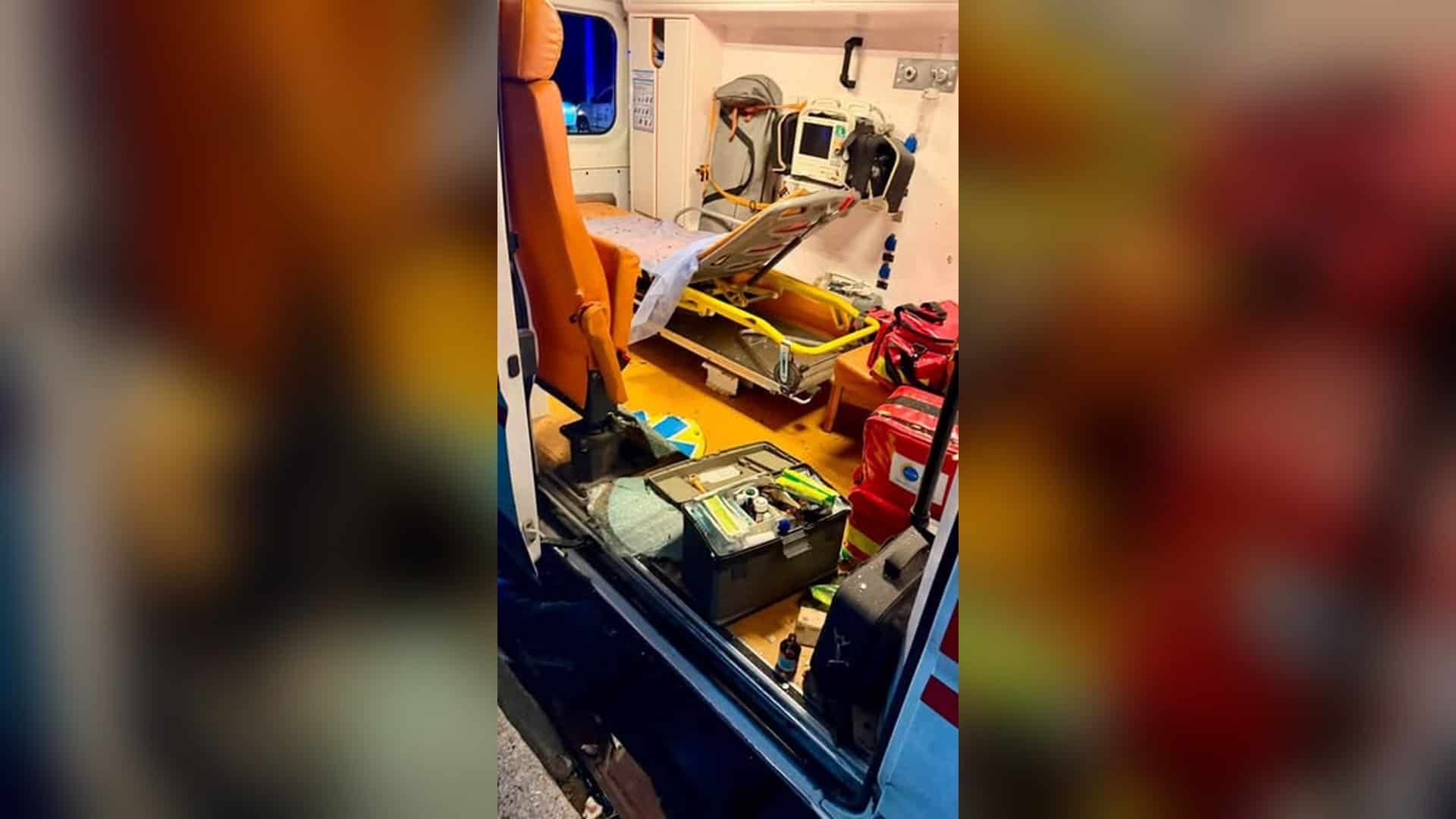 Салон автомобіля швидкої допомоги з ношами, медичним обладнанням і уламками скла після ракетного удару по Києву 26 жовтня