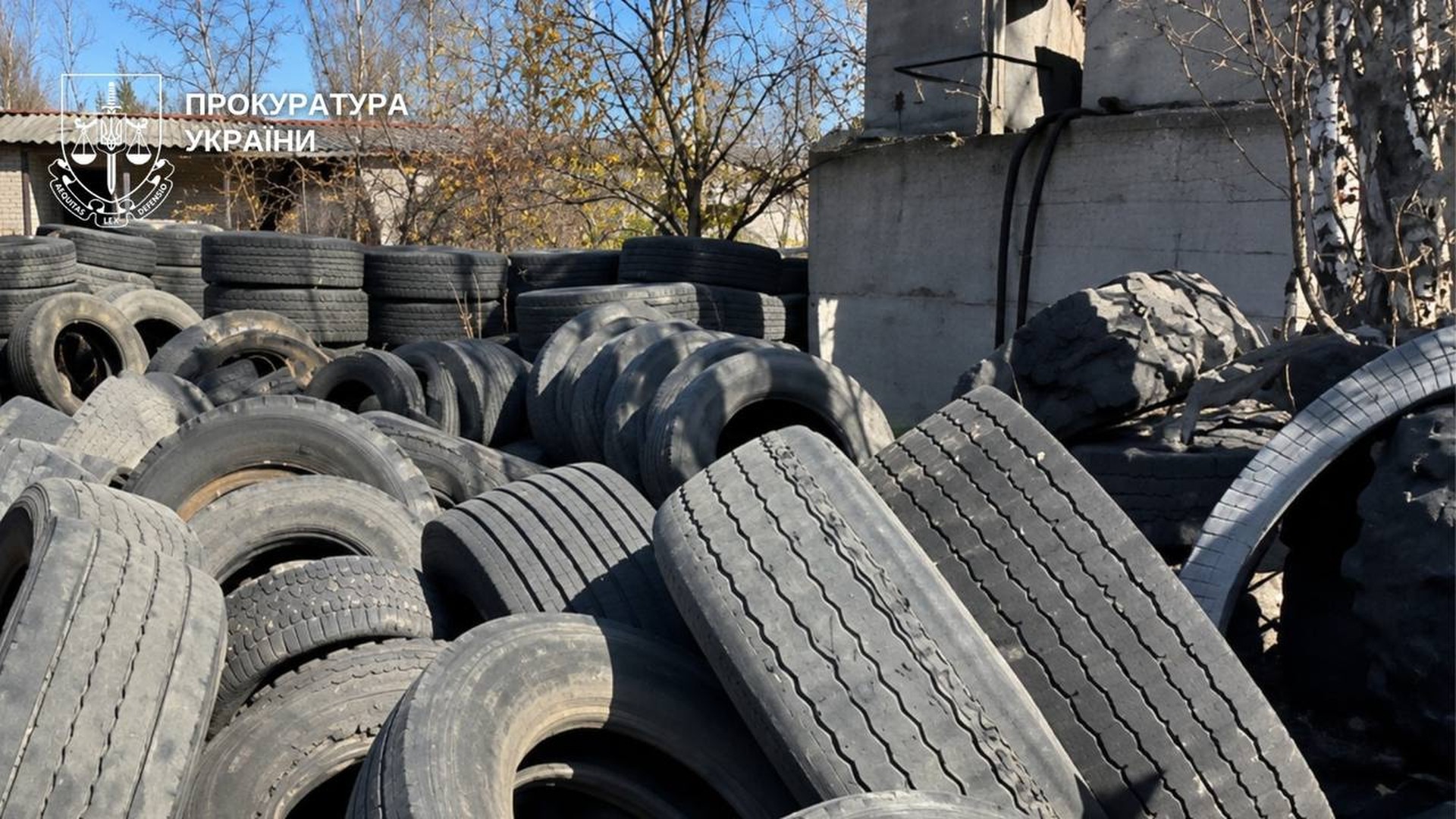 Масштабна атака на Київ та область: 4 загиблих, 41 поранений, зруйновано житловий комплекс Купи відпрацьованих автомобільних шин на території підприємства з утилізації в Деснянському р-ні Києва