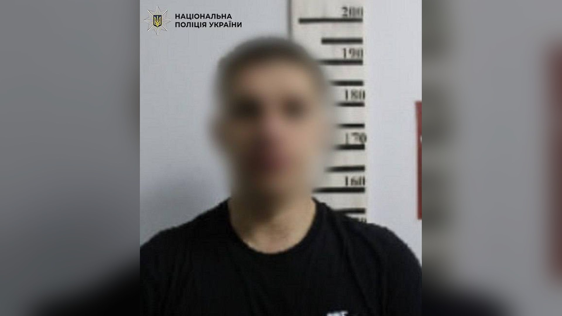 Затриманий 33-річний киянин із заблюреним обличчям біля ростоміра у відділі поліції Києва