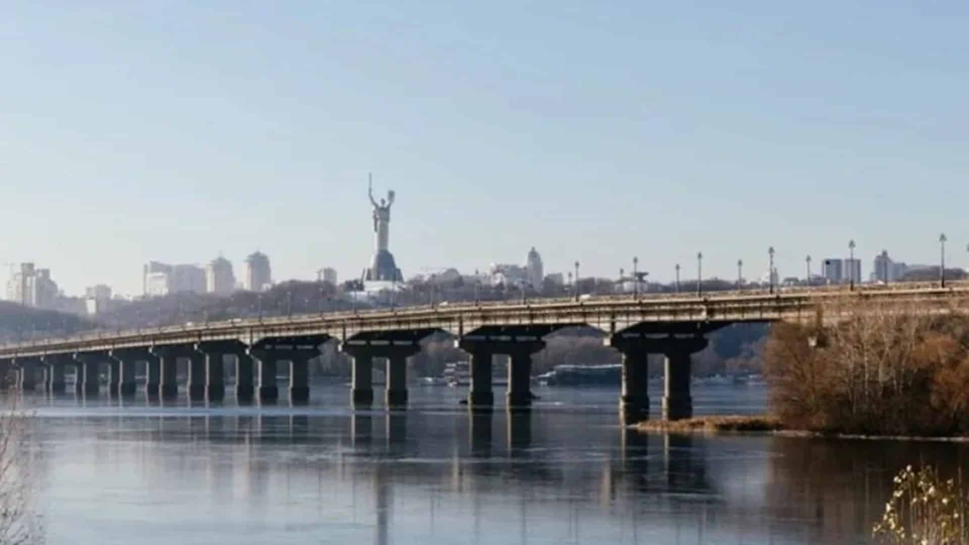 Затори на вулицях Києва після ударів по Південному мосту — Рада оборони розгляне зміни транспортної схеми