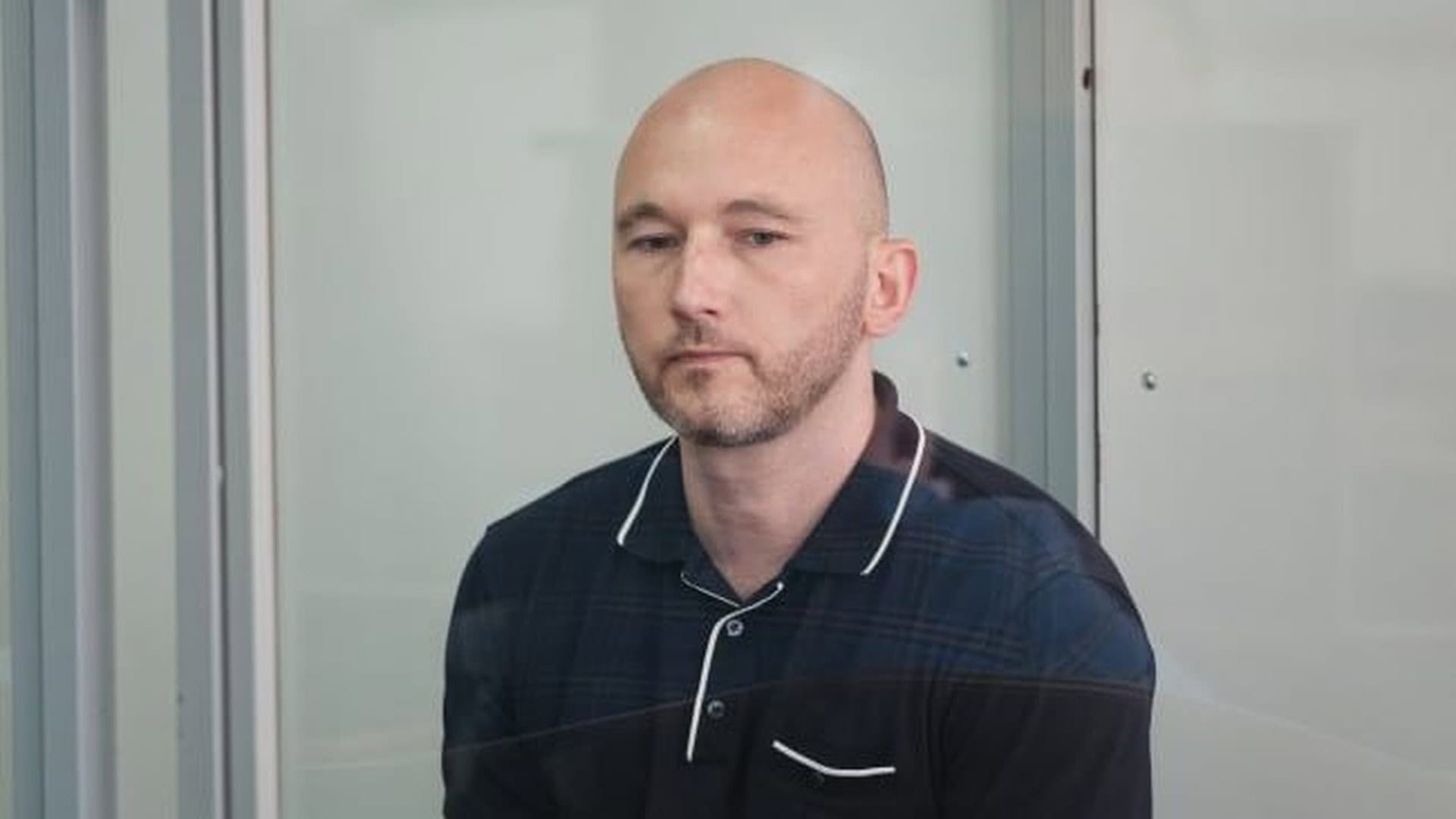На Набережному шосе в Києві загорівся легковик Форд, постраждалих немає Колишній суддя Олексій Тандир у темній сорочці-поло сидить за скляною перегородкою в залі суду