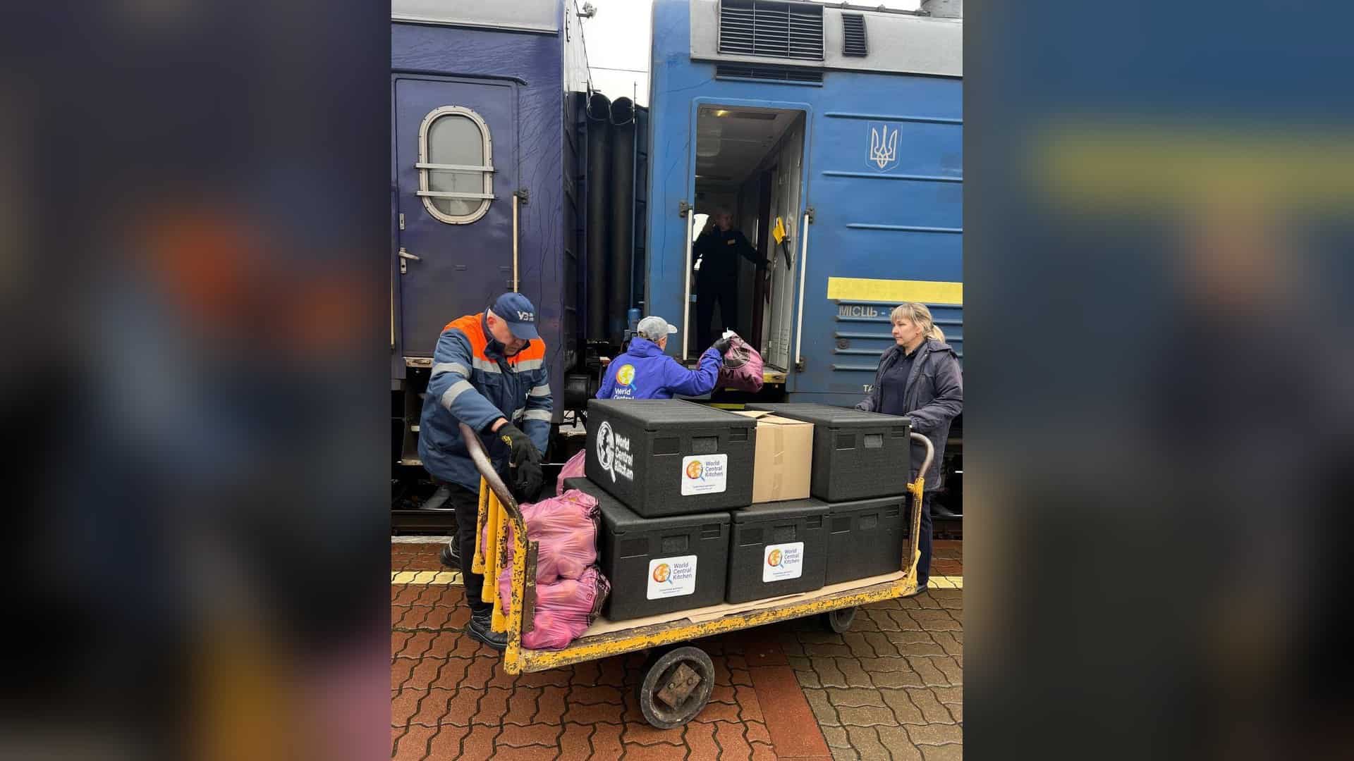Тиждень мобільності у Києві: три лекції та квіз на Хрещатику з 17 по 22 вересня Залізничник і волонтерка вантажать термобокси з їжею World Central Kitchen біля вагона пасажирського поїзда на пероні