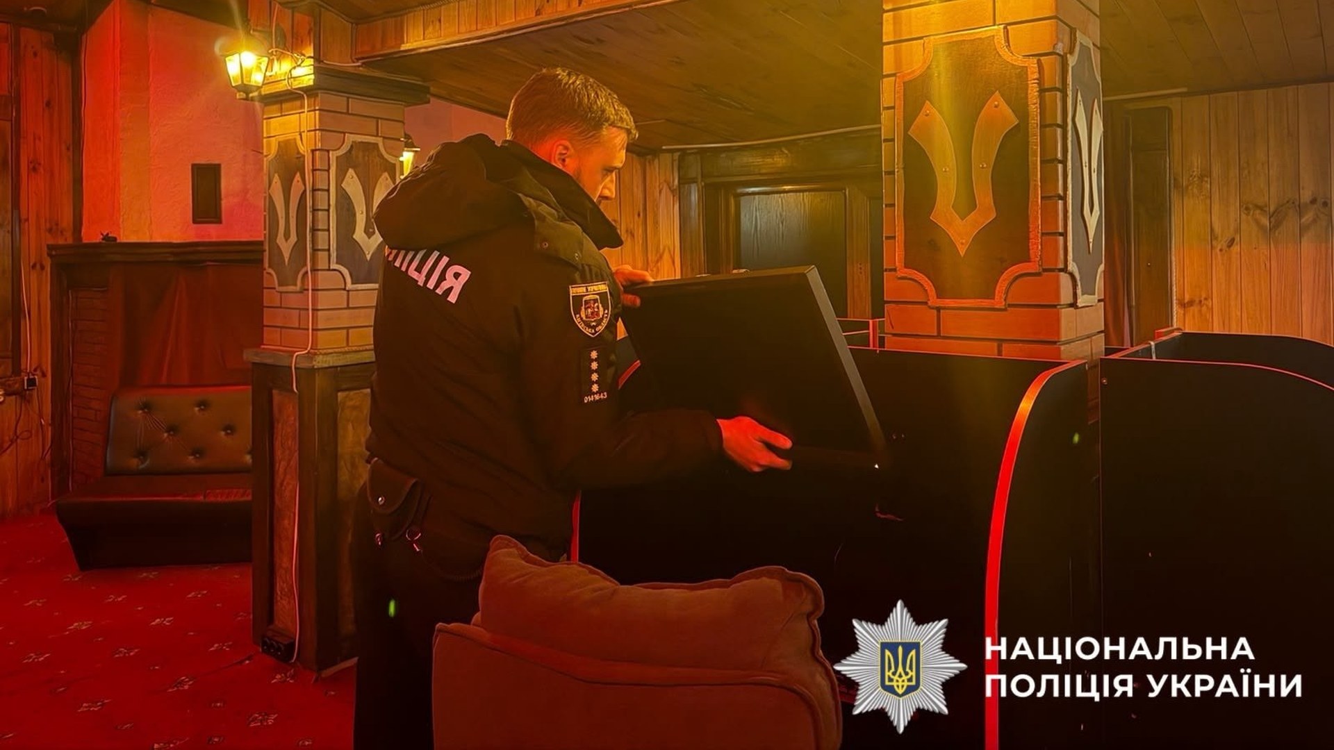 На Білоцерківщині задекларували 350 одиниць зброї та 109 тис. боєприпасів Поліцейський оглядає гральний автомат під час обшуку в незаконному гральному закладі у Вишгороді на Київщині