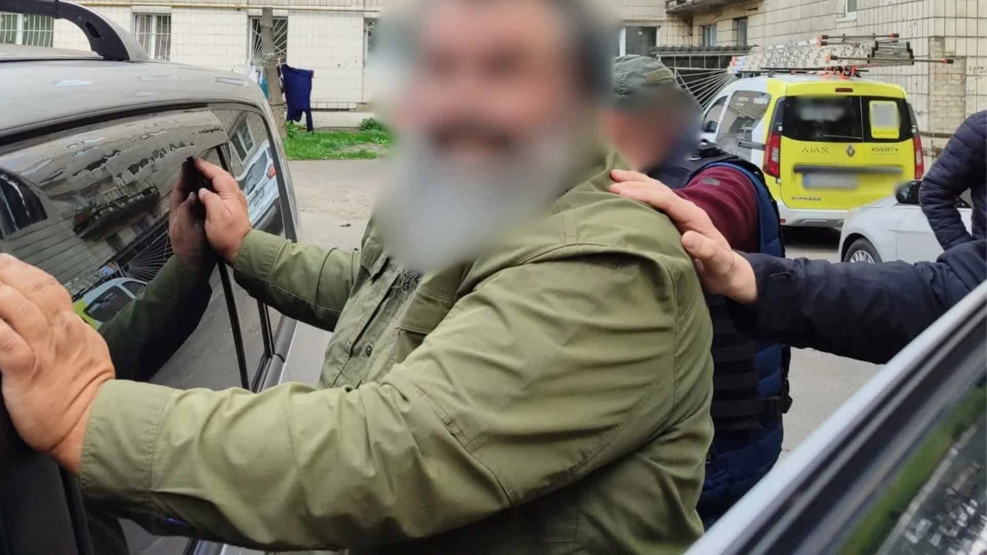 Фіктивні водії й логісти: на Київщині підприємця підозрюють у схемі «бронювання» Правоохоронці затримують чоловіка з розмитим обличчям біля автомобіля у дворі багатоповерхівки в Києві