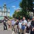 Головні новини Києва | Kyiv.News Учасники ініціативи «Андріївський узвіз: Перезавантаження» на тлі Андріївської церкви на Андріївському узвозі в Києві