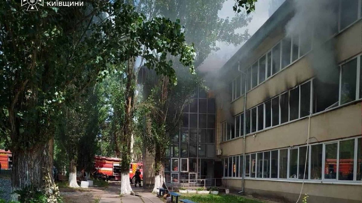 Пожежа у центрі для бездомних у Ясногородці — евакуювали 40 осіб Рятувальники ліквідують пожежу у центрі для бездомних у селі Ясногородка Вишгородського району — евакуйовано 40 осіб