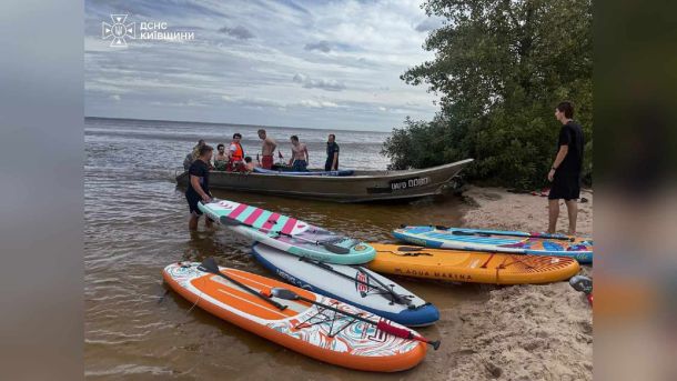 21 людину на SUP-дошках віднесло вітром на Київському водосховищі — їх врятували Рятувальна операція на Київському водосховищі: 21 людину на SUP-дошках віднесло вітром від берега під час корпоративу