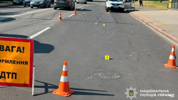 ДТП на проспекті Лобановського: ускладнено рух у напрямку метро «Деміївська» Дорожня аварія у місті: на проїжджій частині стоять помаранчеві конуси та жовті маркери з номерами