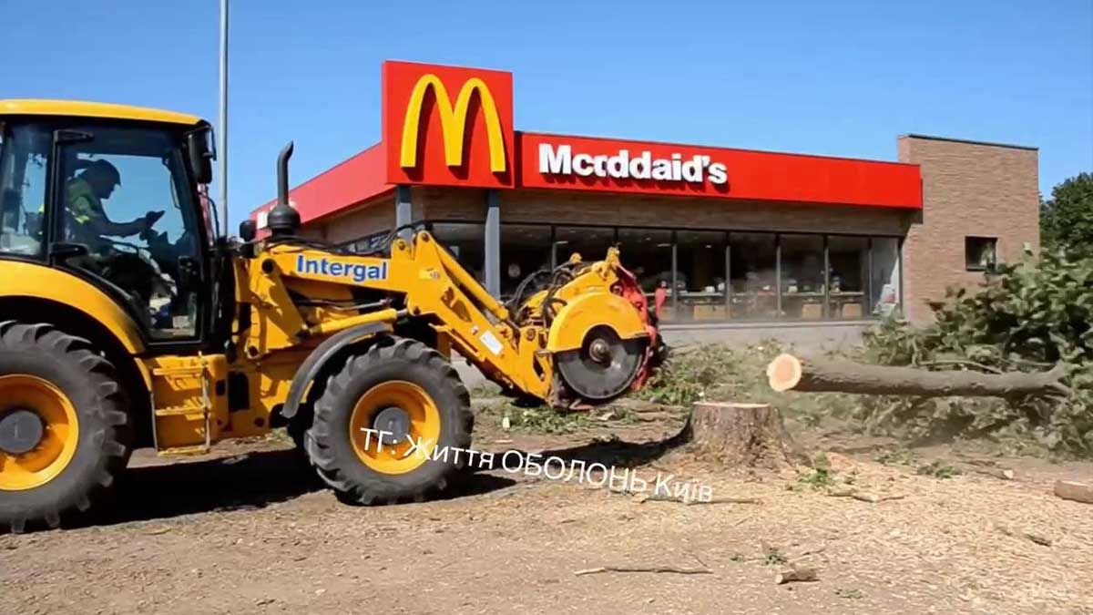 На Мінському масиві для нового McDonald’s знищили дерева: скандал із забудовником «Інтергалбуд» На Мінському масиві для нового McDonald’s знищили дерева: скандал із забудовником «Інтергалбуд»