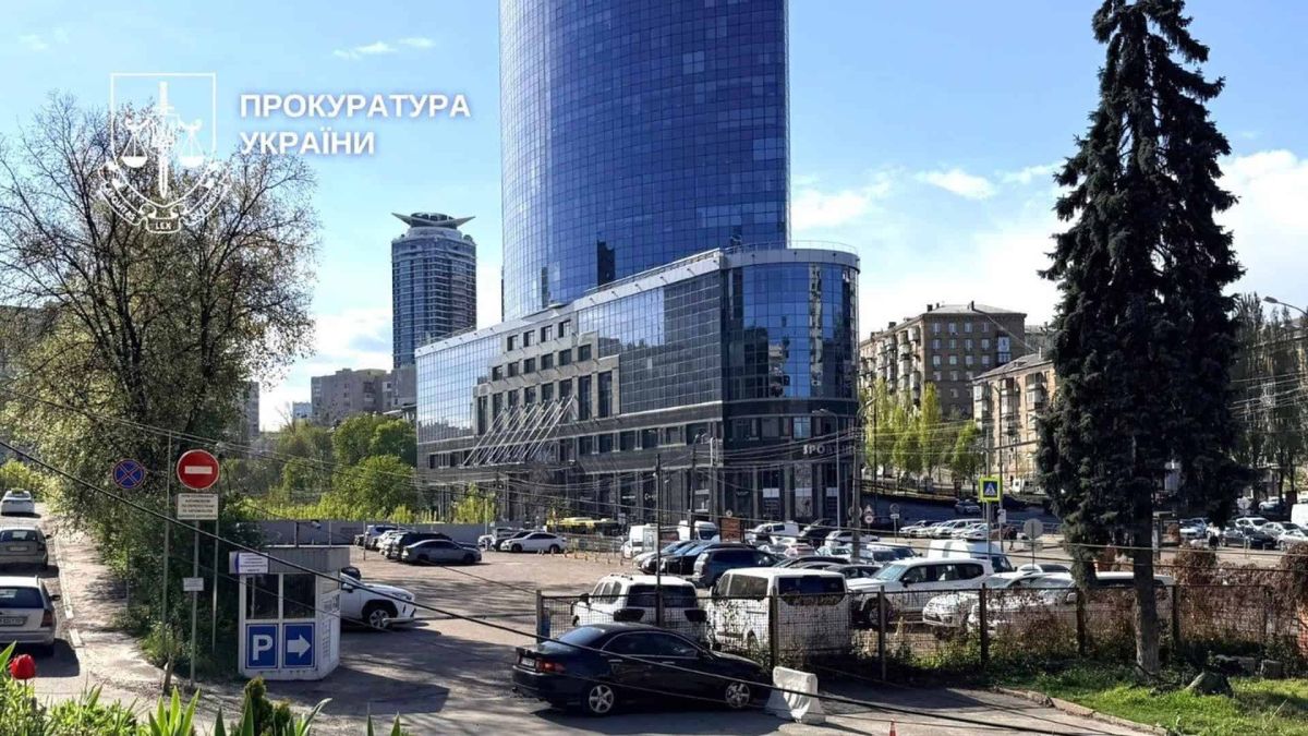 Вид з вулиці Шовковичної на території Свято-Михайлівської (колишньої Олександрівської) лікарні в Печерському районі Києва, де планували забудову паркінгу і приватної клініки