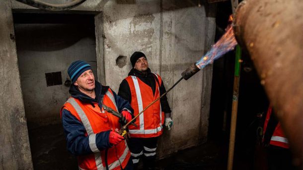 На Троєщині волонтери у темряві готують сухпайки для ЗСУ