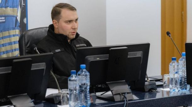 Кирило Буданов за столом перед компʼютером