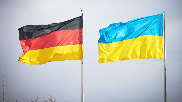 Майорять український і німецький прапори