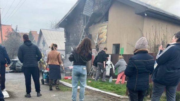 Пошкоджена будівля в Чабанах після влучання, люди та рятувальники на місці події