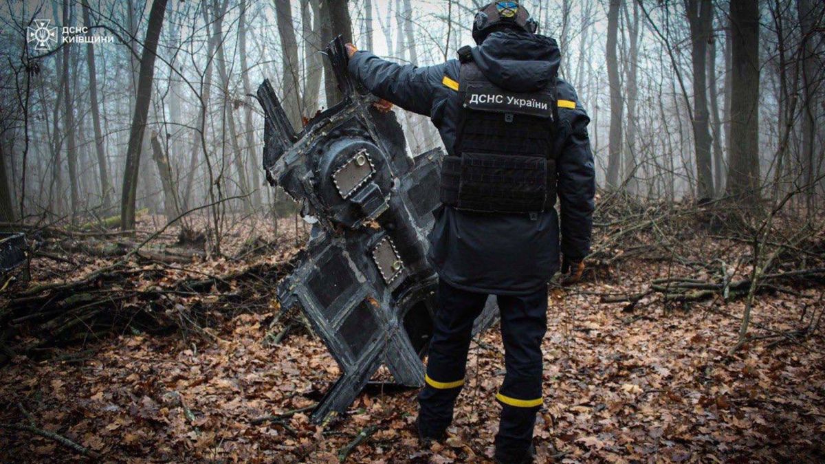 Піротехніки знешкодили «Герань-2» у Богуславській громаді: інструкція для жителів Співробітник ДСНС оглядає велику частину БПЛА, яка сягає понад півтора метра