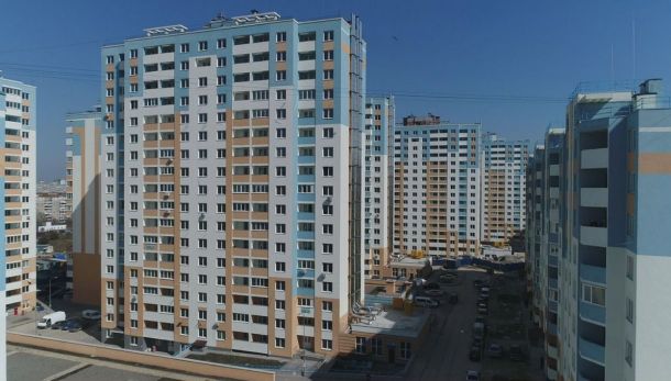 Багатоповерхові житлові будинки Київміськбуду на тлі блакитного неба в Києві