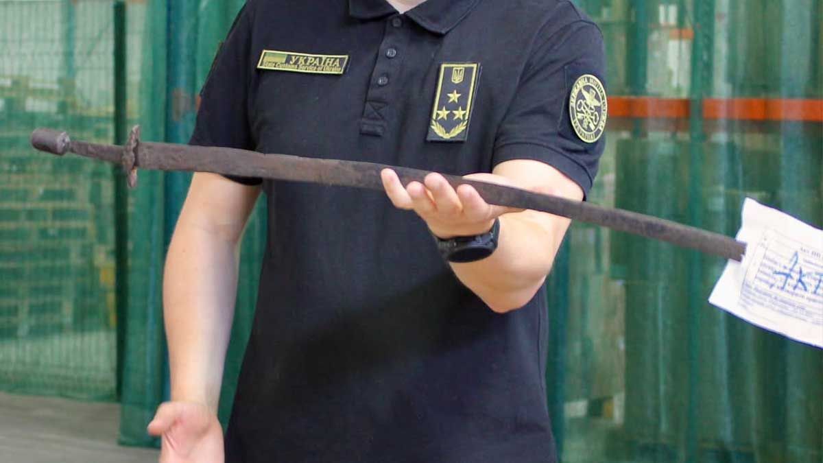 Київська митниця передала музеям України 334 артефакти: від скіфських наконечників до порцелянових фігурок