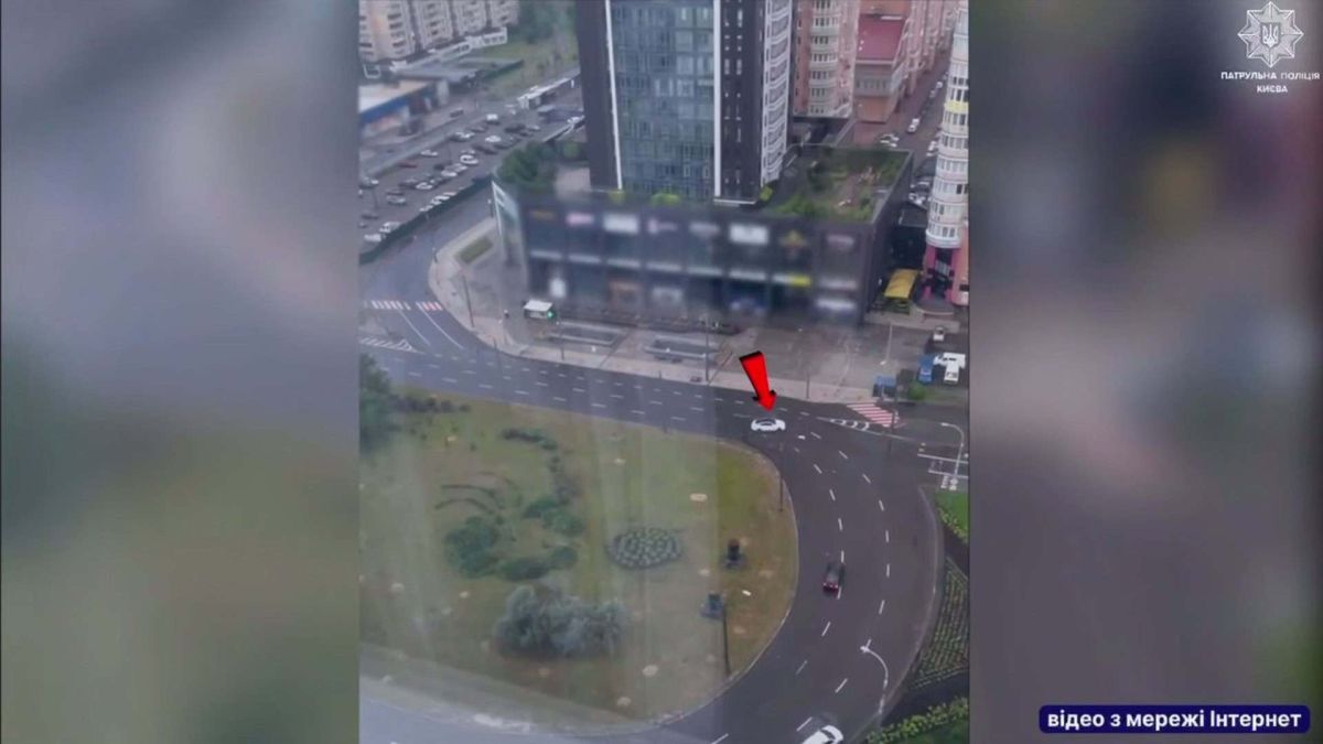 У Києві зупинили п'яного водія Mercedes без прав: три протоколи Вид з дрона патрульної поліції Києва: автомобіль-порушник (позначений червоною стрілкою) на перехресті — скріншот відеозапису з мережі інтернет