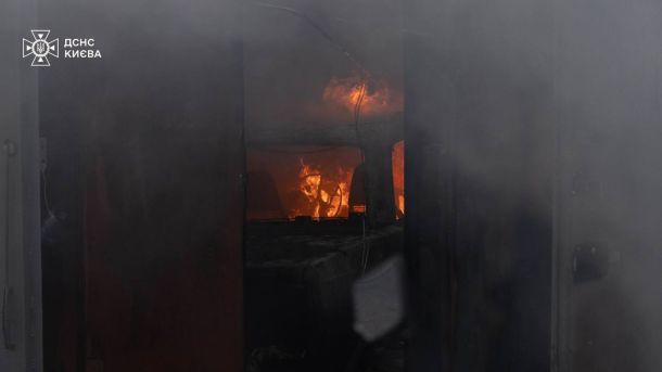Пожежа в гаражі, палає авто